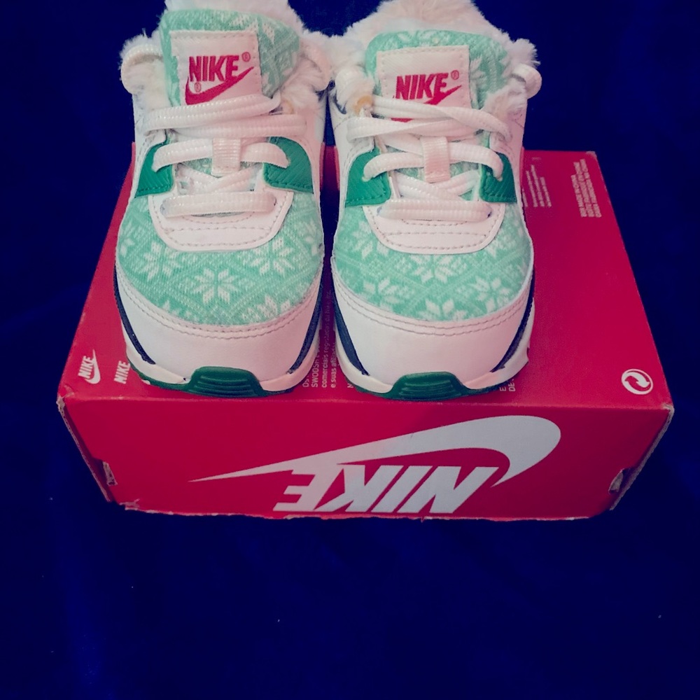 Nike Air Max 90 (slightly Worn) great condition no rips or tears